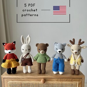 Könnte beinhalten: Fünf Häkelanleitungen für Tiere, darunter ein Fuchs, ein Hase, ein Bär, ein Bär und ein Reh. Jedes Tier trägt einzigartige Kleidung. Das Bild enthält den Text "5 PDF crochet patterns" und die amerikanische Flagge.