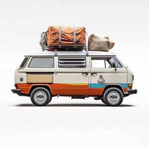Könnte beinhalten: Ein cremefarbener VW T3-Van von 1979 mit orangefarbenen und blauen Streifen ist mit Gepäck auf dem Dach beladen. Der Van hat ein Retro-Design mit dem Text "Nostalgic Ride" darüber und "1979 VW T3" darunter.