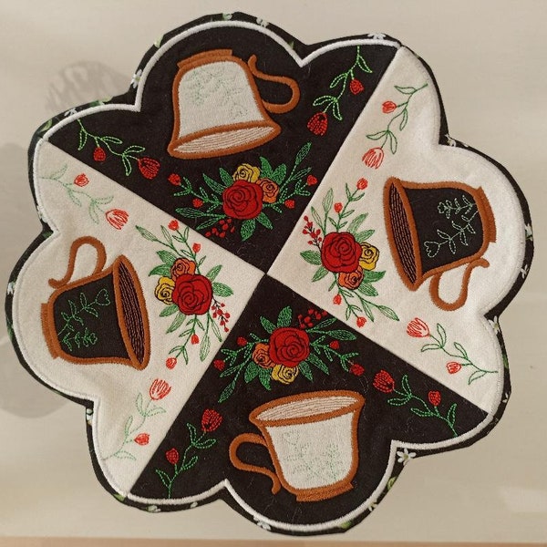 centre de table, courtepointe, noir et blanc avec des tasses en appliqué et des roses en broderie