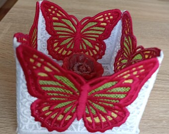 photophore ou bonbonnière en dentelle brodée avec de jolis papillons