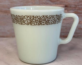 Kubek do kawy Pyrex Woodland Flowers w stylu vintage, 10 uncji, z uchwytem w kształcie litery D, ze szkła mlecznego – lata 70.