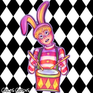 Może przedstawiać: Ilustracja osoby w różowo-białym stroju w paski z kapeluszem z uszami królika, grającej na bębnie. Bęben jest czerwony z żółtymi kształtami diamentów. Tło to czarno-biały wzór w szachownicę. Tekst "Clowns Curious" znajduje się w lewym dolnym rogu.