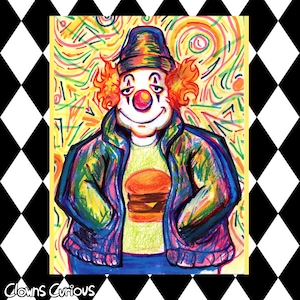 Könnte beinhalten: Bunte Illustration eines Clowns mit Mütze, Jacke und einem T-Shirt mit Burger-Grafik. Der Clown hat rotes Haar, eine rote Nase und weißes Gesichtsschminke. Der Hintergrund ist gelb mit bunten Wirbeln. Das Bild ist mit einem schwarz-weißen Rautenmuster umrahmt.