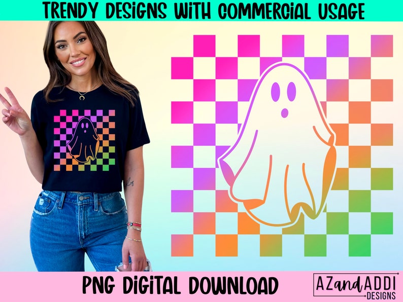 Op de afbeelding: Zwart T-shirt met een spookafbeelding op een geruite achtergrond in roze, oranje en groene tinten. De tekst "TRENDY DESIGNS WITH COMMERCIAL USAGE" en "PNG DIGITAL DOWNLOAD" staan bovenaan en onderaan de afbeelding.