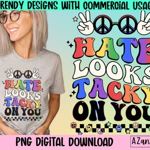 Puede incluir: Una descarga digital de un diseño gráfico con el texto "Hate Looks Tacky On You" en colores arcoíris con signos de paz y estrellas. El diseño es perfecto para camisetas, tazas, bolsas de mano y otras mercancías.