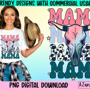 Puede incluir: Una camiseta blanca con un diseño gráfico rosa, azul y verde que presenta una calavera de vaca con la palabra "Mama" repetida cuatro veces en diferentes estilos.