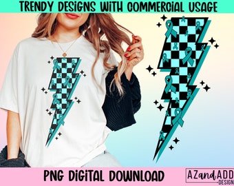 Op de afbeelding: Een turquoise bliksemontwerp met een geruit patroon en turquoise lintaccenten. Het ontwerp is op een wit T-shirt.  "TRENDY DESIGNS WITH COMMERCIAL USAGE" en "PNG DIGITAL DOWNLOAD" staan in de afbeelding.