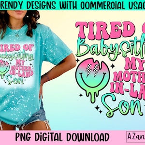 Puede incluir: Un dise&ntilde;o gr&aacute;fico de descarga digital con una cara sonriente rosa, verde y azul con rayos y el texto "TIRED OF Babysitting MY MOTHER-IN-LAWS Son".