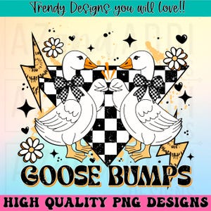 Può includere: Un design digitale con due oche bianche che si fronteggiano su uno sfondo a scacchi bianco e nero. Le oche indossano papillon bianchi e neri. Il testo "Goose Bumps" è scritto in lettere nere con un contorno giallo. Il design è circondato da un motivo di fulmini gialli e arancioni.