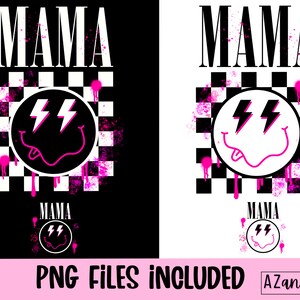 Pu&ograve; includere: Sfondo a scacchi bianco e nero con una faccia sorridente rosa con fulmini e la parola "MAMA" in lettere rosa. Lo sfondo &egrave; spruzzato di vernice rosa.