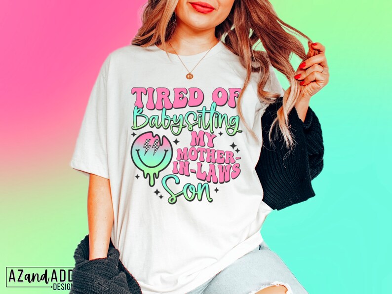 Puede incluir: Camiseta blanca con un gr&aacute;fico rosa y verde que dice "Cansado de cuidar al hijo de mi suegra".
