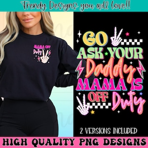 Puede incluir: Camiseta negra de manga larga con el texto "MAMA OFF DUTY" y un gráfico de mano de esqueleto. El diseño también está disponible como archivo PNG. La imagen también incluye el texto "GO ASK YOUR DADDY MAMA IS OFF DUTY".
