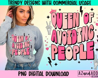Könnte beinhalten: Ein pinkfarbenes und weißes Grafikdesign mit dem Text "Queen of Avoiding People" in einer fetten, cartoonartigen Schriftart. Das Design enthält eine Krone, Blitze und Herzen.