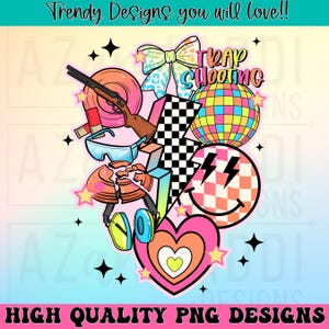 Puede incluir: Un diseño gráfico colorido con una escopeta, gafas de tiro y un plato de arcilla roto. El diseño incluye una bola de discoteca, un rayo a cuadros y una carita sonriente. El texto dice "TRAP SHOOTING" y "Trendy Designs you will love!!" y "HIGH QUALITY PNG DESIGNS".