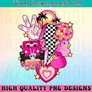 Puede incluir: Un diseño digital con un jeep rosa, un rayo rosa, un signo de paz rosa, patos de goma rosas, una bola de discoteca rosa y el texto "Sunset Chaser".