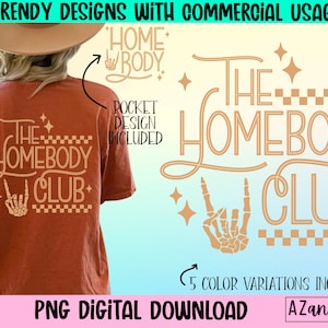 Puede incluir: Una descarga digital de un dise&ntilde;o gr&aacute;fico con el texto "The Homebody Club" en color tostado con una mano de esqueleto haciendo un signo de rock and roll. El dise&ntilde;o incluye un patr&oacute;n a cuadros y estrellas. El texto "Homebody" tambi&eacute;n se incluye en un tama&ntilde;o m&aacute;s peque&ntilde;o con un dise&ntilde;o de bolsillo.