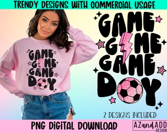 Könnte beinhalten: Ein hellrosa Sweatshirt mit den Worten "GAME DAY" in einer schwarzen Retro-Schrift, einem rosa Blitz und einer Fußballgrafik. Das Bild enthält auch den Text "TRENDY DESIGNS WITH COMMERCIAL USAGE" und "PNG DIGITAL DOWNLOAD".
