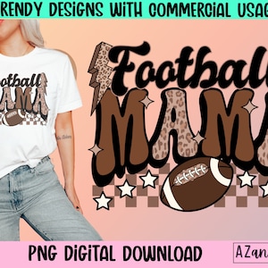Pode incluir: Um download digital de um design gr&aacute;fico com o texto "Football Mama" em marrom com um padr&atilde;o de leopardo. O design inclui uma bola de futebol, estrelas e um padr&atilde;o xadrez.
