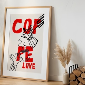 Könnte beinhalten: Ein gerahmter Kunstdruck mit hellbeigem Hintergrund und dem kräftig roten Schriftzug COFFEE LOVE. Die grafische Illustration zeigt eine schwarze Strichzeichnung einer Espressokanne, die Kaffee in eine Tasse gießt, gehalten von einer Hand im karierten Ärmel.