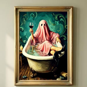 Könnte beinhalten: Ein gerahmter Kunstdruck, der eine in ein rosa Laken gehüllte Gestalt zeigt, die wie ein Geist in einer Badewanne mit Klauenfüßen sitzt. Die Gestalt hält ein Glas Rotwein und trägt schwarze High Heels. Der Hintergrund zeigt türkisfarbene Wirbel.