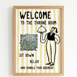 Könnte beinhalten: Ein gerahmter Wanddruck mit gelb-weiß gestreiftem Hintergrund. Der Text lautet: WELCOME TO THE THRONE ROOM, SIT DOWN, RELAX, AND HANDLE YOUR BUSINESS. Er zeigt eine schwarz-weiße Illustration einer Bedienung, die eine Servierglocke hält.