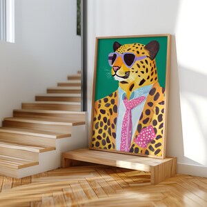 Fashion Leopard Kunstdruck, Funky Wandkunst, Tierbilder Retro, Maximalistische Dekoration, lustige Tiermalerei, trendiger Digitaldruck