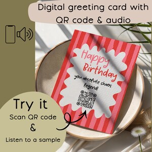 Könnte beinhalten: Eine rechteckige Grußkarte mit roten und rosafarbenen vertikalen Streifen und einem weißen, gewellten Mittelteil. Der Text lautet Happy Birthday you absolute chaos legend! und enthält einen QR-Code. Oben steht Digital greeting card with QR code & audio.