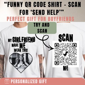 Könnte beinhalten: Ein weißes T-Shirt mit schwarzem Text, der MY GIRLFRIEND MADE ME WEAR THIS lautet, über einem herzförmigen Foto einer Person, die ein Herz formt. Die Rückseite zeigt einen QR-Code mit einem kleinen Dinosaurier-Symbol und dem Text SCAN ME.