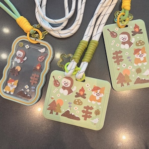 Porta credencial de identificación para perros de camping en el bosque estrellado con cordón, lindo tarjetero verde, cordón para maestros, accesorio de invierno para maestros, regalo para ella