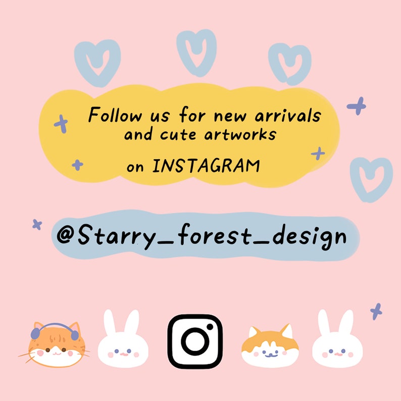 K&ouml;nnte beinhalten: Ein rosa Hintergrund mit dem Text "Follow us for new arrivals and cute artworks on INSTAGRAM" in einer gelben Wolke. Darunter der Instagram-Handle "@Starry_forest_design". Niedliche Cartoon-Tiergesichter und Herzen schm&uuml;cken das Bild.