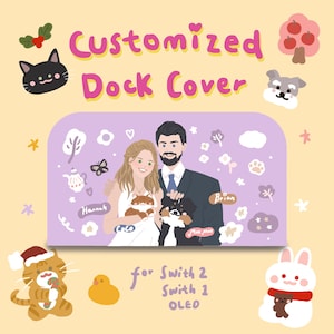 Puede incluir: Funda de Dock personalizada con una pareja y sus perros, rodeada de ilustraciones de dibujos animados de animales y plantas. La funda está diseñada para los modelos Switch 2, Switch 1 y OLED. El texto "Customized Dock Cover" es rosa.