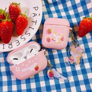 Puede incluir: Funda rosa para Airpods con un p&aacute;jaro blanco y un dise&ntilde;o de fresa. La funda tiene un llavero a juego con un corgi de dibujos animados que sostiene fresas. El texto en la funda dice "Starry Forest".