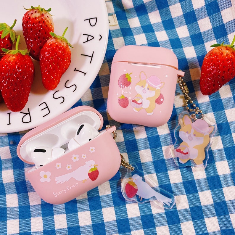 Puede incluir: Funda rosa para Airpods con un p&aacute;jaro blanco y un dise&ntilde;o de fresa. La funda tiene un llavero a juego con un corgi de dibujos animados que sostiene fresas. El texto en la funda dice "Starry Forest".