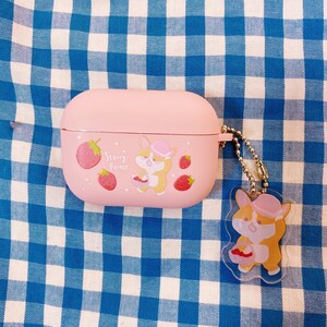 Puede incluir: Estuche rosa para Airpods con un dise&ntilde;o de corgi de dibujos animados. El estuche tiene un llavero con un amuleto de corgi a juego. El estuche tiene el texto "Starry Forest" en &eacute;l.
