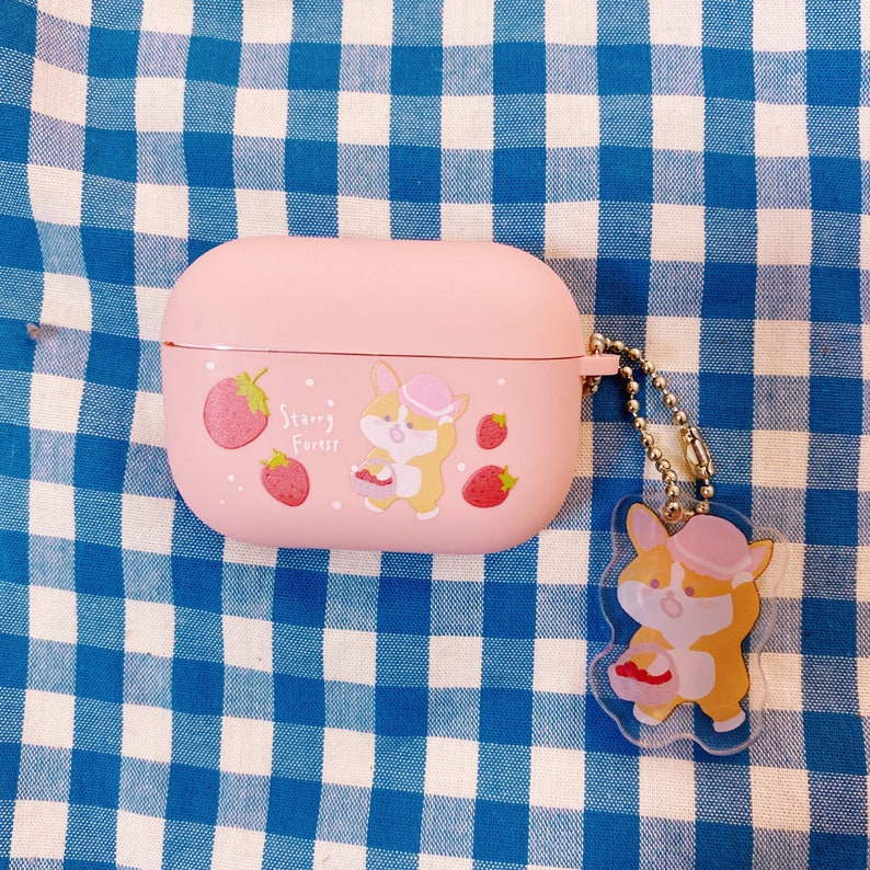 Puede incluir: Estuche rosa para Airpods con un dise&ntilde;o de corgi de dibujos animados. El estuche tiene un llavero con un amuleto de corgi a juego. El estuche tiene el texto "Starry Forest" en &eacute;l.