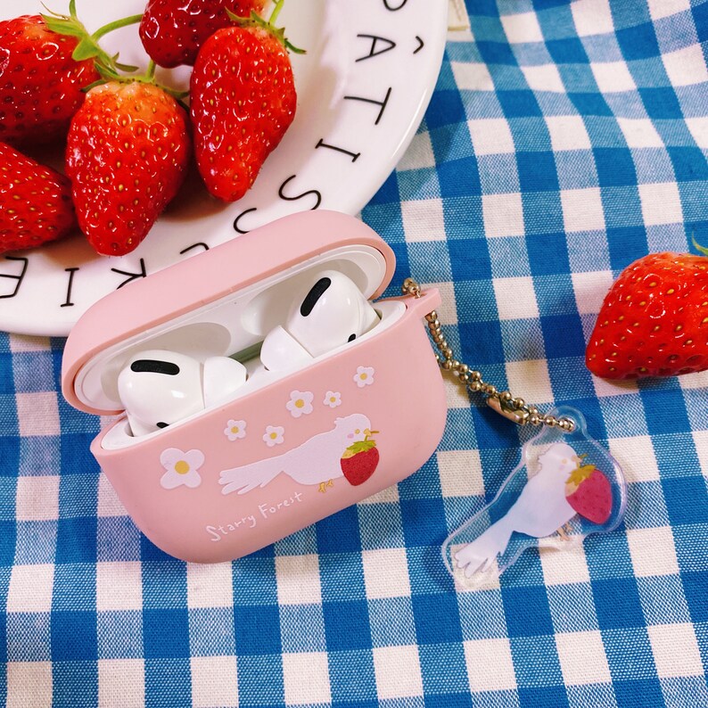 Puede incluir: Funda rosa para Airpods con un dise&ntilde;o de p&aacute;jaro blanco y flores. La funda dice "Starry Forest" y tiene un dije transparente con un p&aacute;jaro blanco y un dise&ntilde;o de fresa roja.