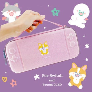 Op de afbeelding: Roze draagtas voor een Nintendo Switch-console met een schattig cartoon-hondontwerp. De tas heeft een ritssluiting en een handvat. De tekst "Starry Forest" is op de tas gedrukt. De tekst "For Switch and Switch OLED" is onder de tas gedrukt.