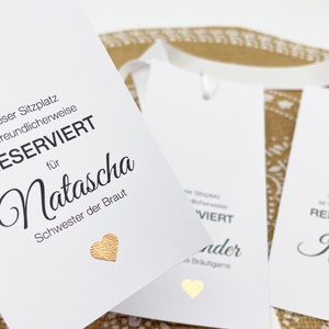 Sitzplan Hochzeit: Sitzplatz-Karten, Reserviert Schild, Platzkarten Hochzeits-Gäste, Stuhl-Anhänger, WEISS mit Glitzerherz, personalisierbar