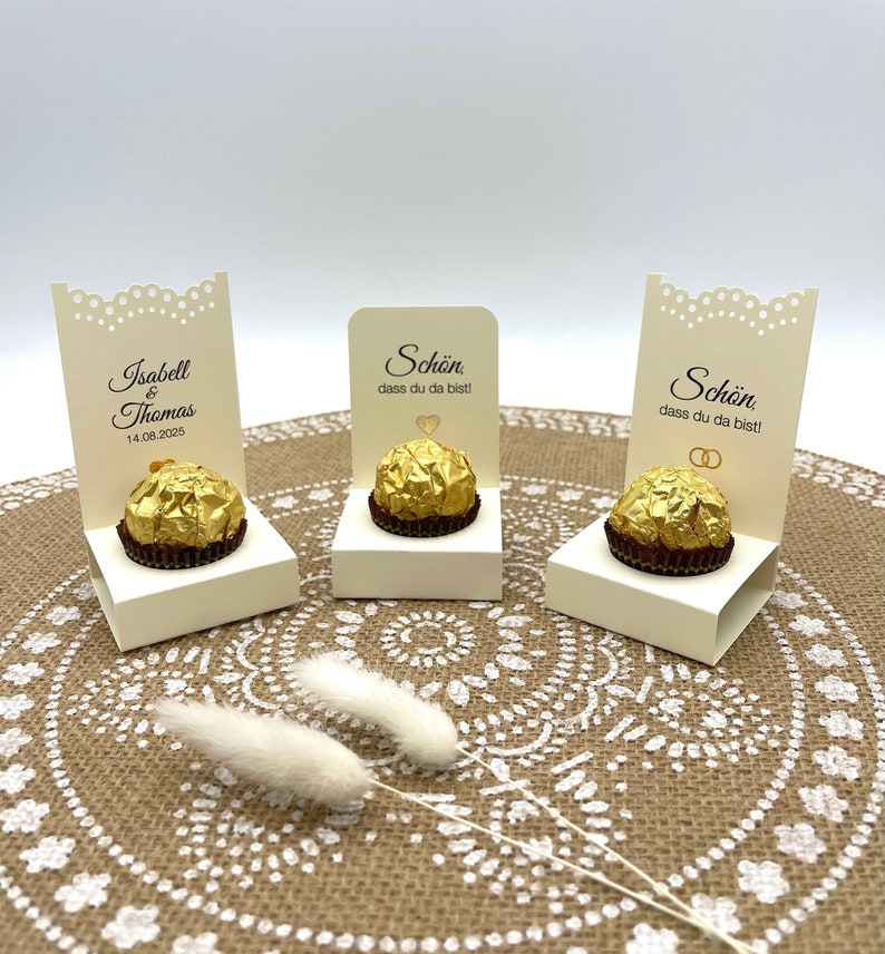 Gastgeschenk Schokolade Hochzeit, personalisiert, Rocher / Pralinen-Halter,Schokoladen-Ständer, Tisch-Deko Hochzeit, CREMEFARBEN, 10 Stück