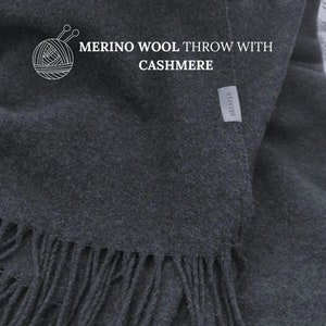 Coperta originale in lana merino e cashmere, regalo perfetto per uomo e marito. Coperta calda e accogliente in grigio scuro.