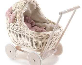 Passeggino per bambole bianco retrò con biancheria da letto in lino rosa naturale, regalo per il primo compleanno di una bambina, passeggino in vimini per bambole, passeggino per bambini piccoli, giocattolo bianco