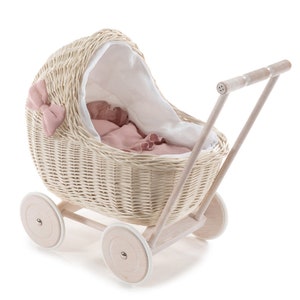 Witte poppenwagen met WIT-ROZE linnen beddengoed, natuurlijk speelgoed, eerste verjaardagscadeau voor meisje, rieten kinderwagen voor poppen, poppenwagen voor peuter