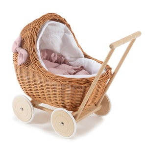 Uroczy wózek dla lalek z pościelą lnianą w kolorze BIAŁO-RÓŻOWYM, Natural Toys, Prezent na pierwsze urodziny dla dziewczynki, Wiklinowy wózek dla lalek, Wózek dla lalek dla malucha