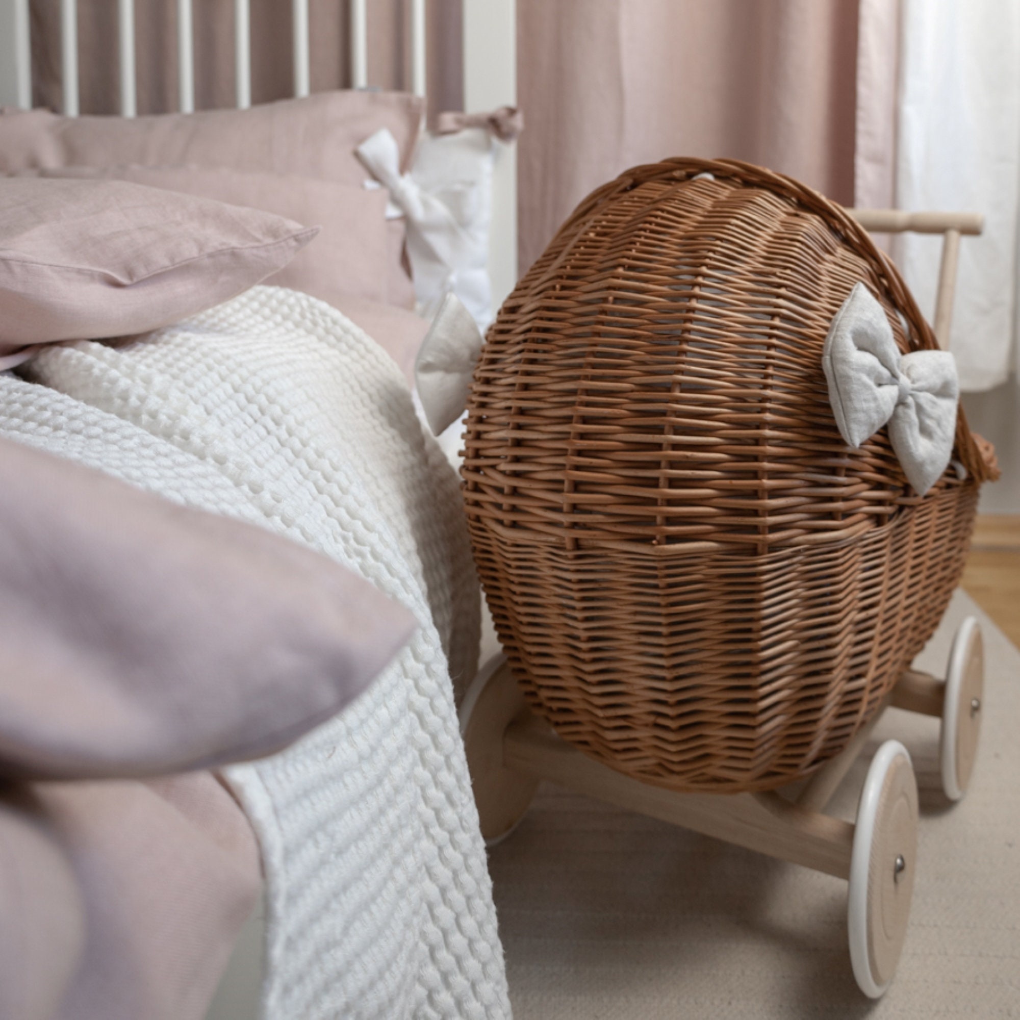 Landau Poupée Osier Naturel - Literie Lin - Fait Main Europe
