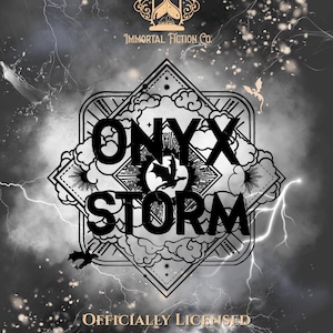 Pode incluir: Gráfico digital com as palavras "Onyx Storm" em uma fonte estilizada, em um fundo escuro e tempestuoso com raios e uma silhueta de morcego. O texto "Officially Licensed Page Overlays" também está presente.