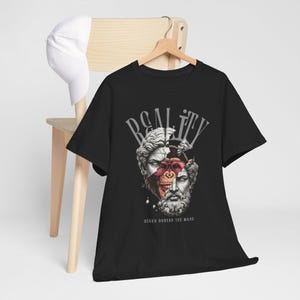 Camiseta clássica com estampa floral de estátua grega (Modelagem Relaxada, Algodão Médio)