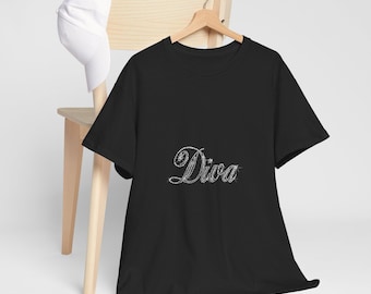 Camiseta Diva con letras brillantes de pedrería, estilo vintage.