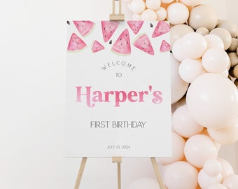 Könnte beinhalten: Willkommen zum ersten Geburtstag von Harper Schild mit Wassermelonen-Motiv. Das Schild ist weiß mit rosa und schwarzen Aquarell-Wassermelonen-Scheiben und dem Text "Willkommen zum ersten Geburtstag von Harper 13. Juli 2024".