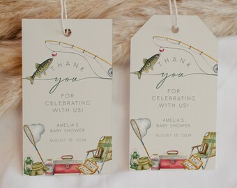 Può includere: Due etichette di ringraziamento color crema a tema pesca. Le etichette mostrano un pesce dei cartoni animati, una canna da pesca e una rete da pesca. Il testo sulle etichette recita "Grazie per aver festeggiato con noi! Baby Shower di Amelia il 15 agosto 2024".
