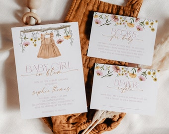 Könnte beinhalten: Eine Babyparty-Einladung mit floralem Design. Die Einladung lautet "Baby Girl in Bloom" und enthält den Namen "Sophia Thomas". Die Einladung enthält auch Details zur Party, wie Datum, Uhrzeit und Ort. Zwei weitere Karten mit floralen Designs sind enthalten. Eine Karte lautet "Bücher für Baby" und die andere lautet "Windel-Tombola".